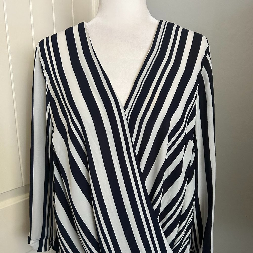 Atmosphere Women's Navy/Ivory Faux-Wrap Gathered Blouson Front Shirttail Back 16